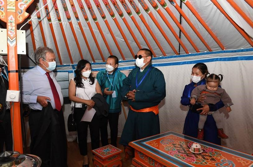 Бидний өмнө гэрэлт ирээдүй байна: НҮБ-ын Ерөнхий нарийн бичгийн дарга Монгол гэр бүлтэй уулзсан нь